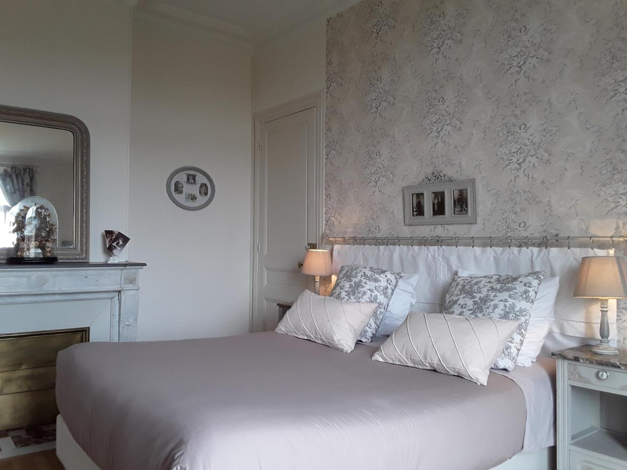 Le Manoir De Crisolles Panzió Szoba fotó